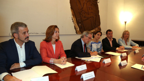 Fotografía facilitada por el Ayuntamiento de Barcelona de Jaume Collboni (PSC); Carina Mejías (Ciutadans); Xavier Trias (CiU); Ada Colau (BComú); Alfred Bosch (ERC), y Àngels Esteller (PP) durante la firma de la prórroga del contrato para a