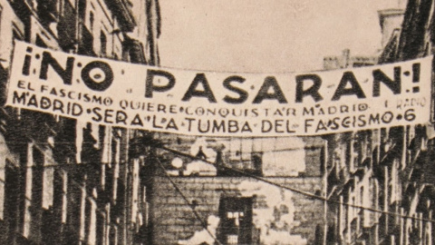 Instantánea tomada en uno de los accesos a la Plaza Mayor de Madrid durante la Guerra Civil