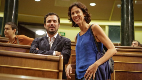 Alberto Garzón junto a la diputada de IU Eva García Sempere