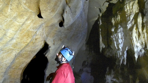 Fotografías facilitadas por la Diputación de Bizkaia, del arqueólogo Diego Gárate, analizando los 70 grabados de animales del paleolítico superior que un grupo de arqueólogos han hallado en la cueva de Atxurra. EFE/