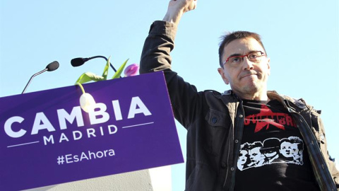 El exdirigente de Podemos, Juan Carlos Monedero, durante su intervención en el mitin de cierre de campaña para las elecciones autonómicas y municipales del 24 de mayo, hoy en Madrid. EFE/Javier Lizon