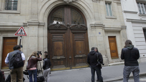 Varios periodistas apostados frente a la entrada de la sede de  Google en  París. REUTERS/Jacky Naegelen