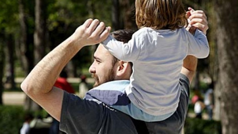 Un padre con su hijo en el parque / EFE