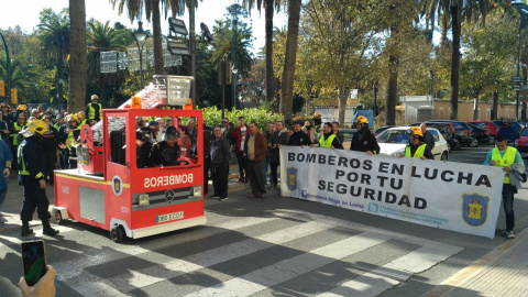 Concentración de bomberos de Málaga el pasado 21 de diciembre, frente al Ayuntamiento, coincidiendo con un pleno municipal. TWITTER @encierrobombmlg