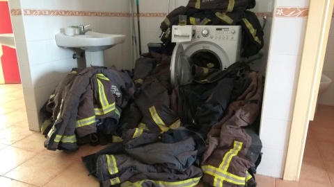 Las lavadoras del cuarte de bomberos de Málaga, insuficientes para desintoxicar y desinfectar el material de los profesionales. TWITTER @encierrobombmlg