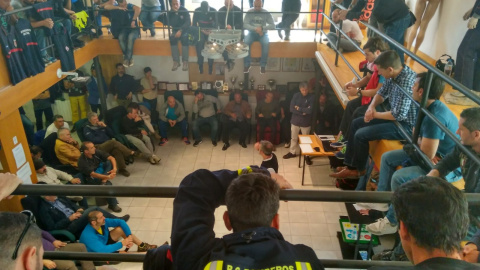 Asamblea de los bomberos de Málaga, durante su encierro. TWITTER @encierrobombmlg