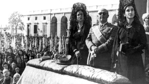 Carmen Franco junto a su padre, el dictador, y su madre Carmen Polo padres