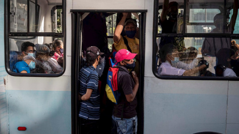 Varias personas viajan en transporte público el 8 de febrero de 2021, en Caracas (Venezuela).