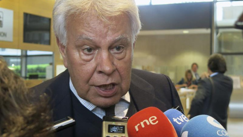 El expresidente del Gobierno español Felipe González atiende a los medios tras reunirse con el presidente de la Comisión Europea (CE), Jean-Claude Juncker, en unas declaraciones en las que afirmó que una salida del euro de Grecia sería "el 