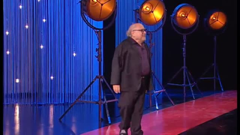 Danny DeVito recibe el Premio Donostia de manos de Juan Antonio Bayona