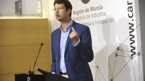 El hasta ahora consejero en funciones de Industria de Murcia, Juan Carlos Ruiz, al anunciar su dimisión tras ser imputado en la Operación Púnica. EFE/Javi Carrión