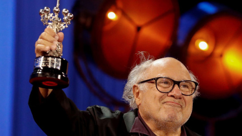 El actor, director y productor estadounidense Danny DeVito posa con el Premio Donostia, en reconocimiento a su carrera, durante la gala de la 66 edición del Festival Internacional de Cine de San Sebastián. EFE