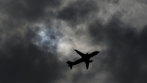 Un avión tras despegar de Ginebra, Suiza.- REUTERS