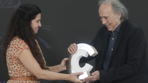 02/06/2023 - El cantautor y compositor Joan Manuel Serrat, recibió de la cantante Silvia Pérez Cruz el Premio Nacional de Cultura 2023 en un acto celebrado este viernes en el Colegio de Arquitectos.