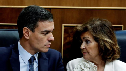 Pedro Sánchez y Carmen Calvo, durante el debate de investidura. / EMILIO NARANJO (EFE)