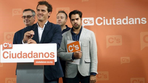 El líder de Ciudadanos, Albert Rivera, con algunos miembros del Comité Ejecutivo del partido. Archivo EFE.