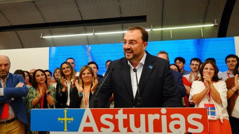 El presidente del Principado de Asturias y candidato del PSOE a la reelección, Adrián Barbón, interviene durante el seguimiento de la jornada electoral en la sede del FSA-PSOE, a 28 de mayo de 2023.