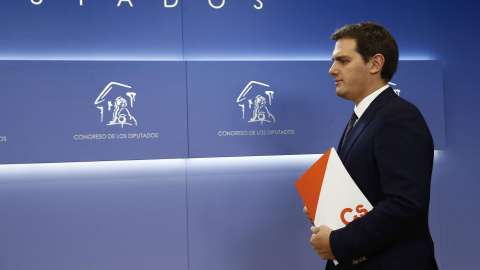 El presidente de Ciudadanos, Albert Rivera, a su llegada a la  rueda de prensa que ha ofrecido en el Congreso de los Diputados, para hacer balance de un 2017. EFE/ J.P.Gandul