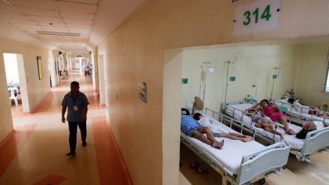 Los pacientes que padecen dengue en una sala de aislamiento de Manila / EFE