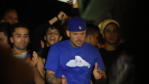 Residente participa en una protesta este martes, en San Juan (Puerto Rico).- EFE