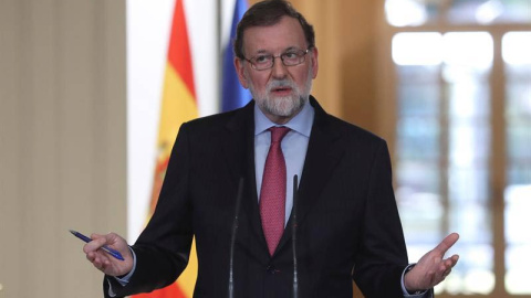 Rajoy durante su intervención en Moncloa para hacer balance del año 2017. | BALLESTEROS (EFE)