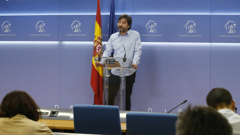 El secretario de Sociedad Civil y Movimiento Popular de Podemos, Rafael Mayoral, durante la rueda de prensa ofrecida en el Congreso de los Diputados para realizar un balance del año 2017. EFE/J.P. Gandul