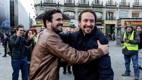 Fotografia colgada por Izquierda Unida en la red social Twitter de los lideres de Podemos Pablo Iglesias y Alberto Garzón tras alcanzar un acuerdo para la confluencia. / EFE