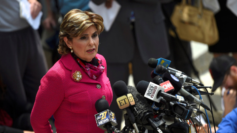 La abogada Gloria Allred se dirige a los medios después de que el actor y comediante Bill Cosby abandonase la Corte del Condado de Montgomery después de una audiencia previa al juicio por cargos de asalto sexual en Norristown , Pennsylvania