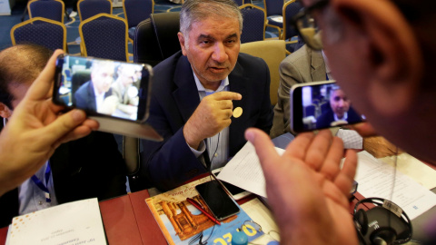 El representante de Iran en la OPEP, Hossein Kazempour Ardebili, charla con los medios antes de la reunión de Argel. REUTERS/Ramzi Boudina