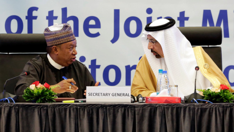 El ministro de Arabia Saudí de Enegía, Khalid al-Falih, conversa conel secretario general de la OPEP, Mohammed Barkindo, durante la reunion del cártel de productores de petróleo en Argel. REUTERS/Ramzi Boudina