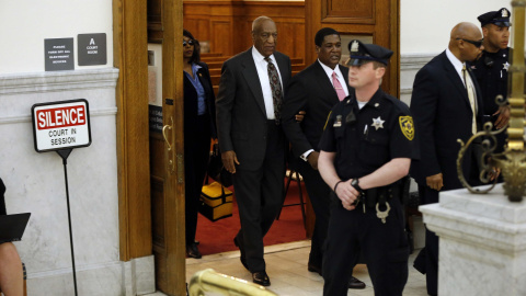 Bill Cosby abandona la Corte del Condado de Montgomery después de una audiencia preliminar en Norristown , Pennsylvania , EE.UU.- REUTERS / Matt Rourke / POOL