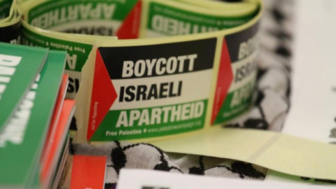 Pegatinas de la campaña de boicot al apartheid israelí./ Foto Tapash Abu Shaim/Palestine Solidarity Campaign UK vía Facebook