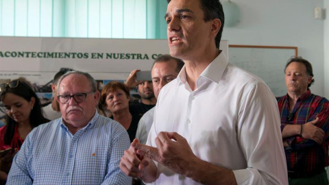 El secretario general del PSOE, Pedro Sánchez (d), durante su visita a la cooperativa de aceite de Villargordo (Jaén). EFE/Jose Manuel Pedrosa