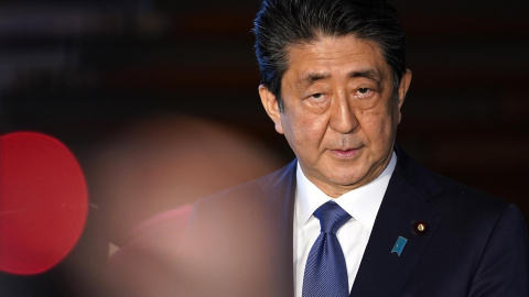 El primer ministro japonés, Shinzo Abe, habla con los periodistas antes de asistir a una reunión de la sede de medidas contra la enfermedad del coronavirus en la residencia oficial del primer ministro en Tokio, Japón, el 6 de abril de 2020 