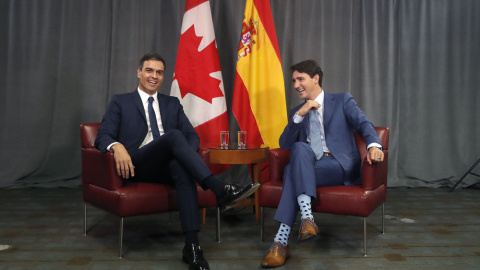 El presidente del Gobierno español, Pedro Sánchez, conversa con el primer ministro canadiense, Justin Trudeau, durante el encuentro privado que han mantenido en un hotel de Montreal. EFE