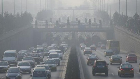 Contaminación en uno de los accesos a Madrid. / EFE