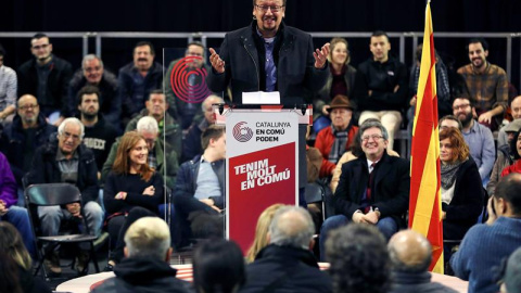 El cabeza de lista de Catalunya En Comú-Podem, Xavier Domènech, participa en un acto electoral en Badalona este viernes. /EFE