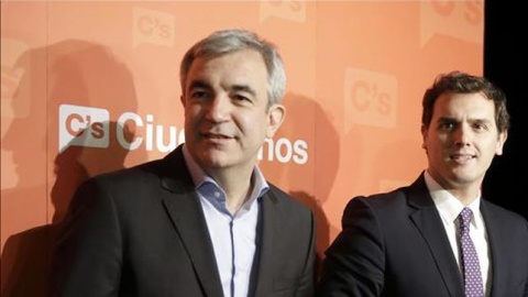 El encargado del programa económico de Ciudadanos, Luis Garicano, con el líder del partido, Albert Rivera, en una imagen de archivo. EFE