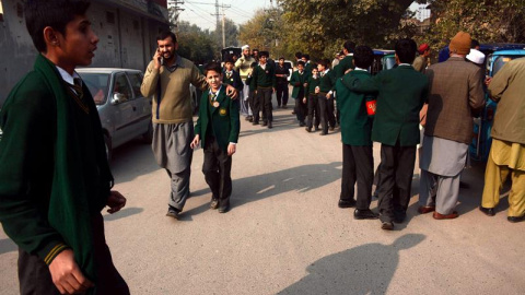 Varios alumnos rescatados por las Fuerzas de Seguridad salen del centro tras el ataque talibán contra un colegio gestionado por el Ejército en Peshawar (Pakistán). EFE/Bilawal Arbab