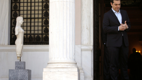 El primer ministro griego, Alexis Tsipras, en la puerta de su residencia oficial, la Mansión Maximos, en Atenas. REUTERS/Alkis Konstantinidis