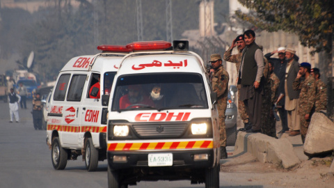 Una ambulancia sale de la Escuela Pública Militar de Peshawar, tras el ataque de los talibán. REUTERS/Khuram Parvez