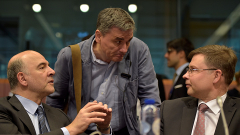 El ministro de Finanzas griego, Euclides Tsakalotos, conversa con el comisario de Asuntos Económicos, Pierre Moscovici, y el vicepresidente de la Comisión, Valdis Dombrovskis.. REUTERS/Eric Vidal