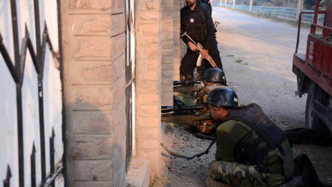 Soldados paquistaníes toman posiciones en los alrededores durante el ataque talibán contra un colegio gestionado por el Ejército en Peshawar (Pakistán). EFE/Bilawal Arbab