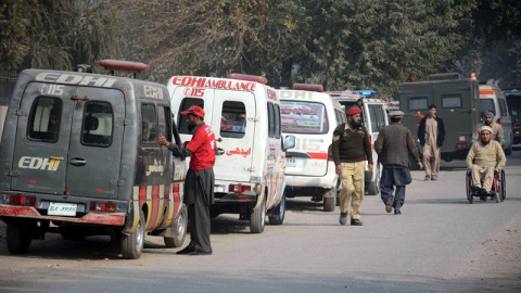 Varias ambulancias desplegadas en el lugar durante el ataque talibán contra un colegio gestionado por el Ejército en Peshawar (Pakistán). EFE/Bilawal Arbab