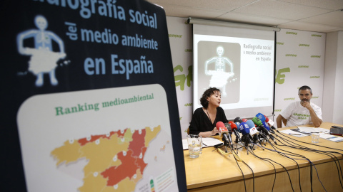 María José Caballero y Julio Barea, directora y responsable de las camapañas Greenpeace respectivamente durante la rueda de prensa de este martes en la que presentaban el informe 'Radiografía social del medio ambiente en España'./ EFE