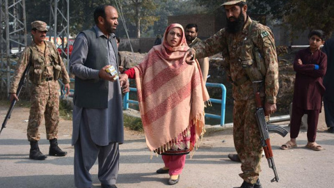 Unos padres preocupados por sus hijos hablan con un soldado tras el ataque talibán contra un colegio gestionado por el Ejército en Peshawar (Pakistán) . EFE/Bilawal Arbab