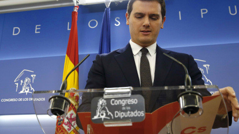 El presidente de Ciudadanos, Albert Rivera, durante la rueda de prensa que ha ofrecido en el Congreso de los Diputados, para hacer balance de un 2017. EFE/ J.P.Gandul