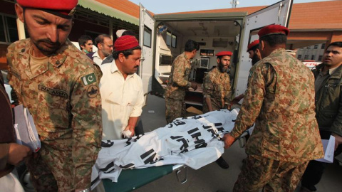 Soldados paquistaníes retiran los cadáveres de varias víctimas del ataque talibán contra un colegio gestionado por el Ejército en Peshawar (Pakistán). EFE/Arshad Arbab