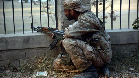 Un soldado paquistaní toma posiciones en los alrededores durante el ataque talibán contra un colegio gestionado por el Ejército en Peshawar (Pakistán). EFE/Bilawal Arbab