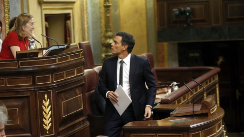 El líder del PSOE, Pedro Sánchez, se dirige a la presidenta del Congreso de los Diputados, Ana Pastor, poco antes de reanudar hoy la segunda sesión del debate de investidura del líder del PP, Mariano Rajoy, con su respuesta al discurso que 